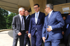 Otwarcie Planetarium w Chorzowie - premier Mateusz Morawiecki, wojewoda Jarosław Wieczorek i Dyrektor Planetarium podczas  wychodzenia z obiektu /fot. A. Księżnik/