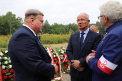 Uroczystości pogrzebowe śp. żołnierzy Franciszka Skrobola oraz Józefa Wawrzyńczyka - Wicewojewoda Śląski z Wiceprezesem IPN /fot. A. Księżnik/