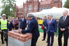 Obchody Narodowego Dnia Powstań Śląskich - rektor Akademii Muzycznej w Katowicach prof. dr hab. Władysław Szymański dokonuje aktu wmurowania kamienia węgielnego pod budowę Akademickiej Strefy Sztuki Scenicznej Akademii Muzycznej w Katowicach /fot. ŚUW/