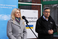 Pomoc dla obywateli Ukrainy. Otwarto punkt recepcyjny w Katowicach/fot. K. Szczepanek - wojewoda Jarosław Wieczorek podczas udzielania wypowiedzi.