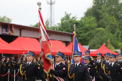 Strażacy niosą sztandar