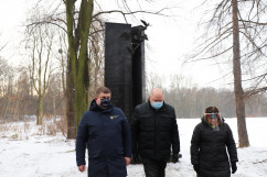 15. rocznica zawalenia się hali MTK. Wicewojewoda śląski Jan Chrząszcz złożył wieniec pod pomnikiem/fot. I. Matuszewska