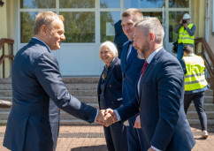 Premier Tusk wita się z wicewojewodą