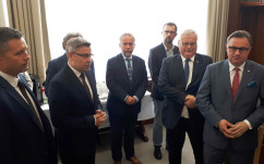 Podpisanie umów na wymianę akceleratora i zakup karetek dla województwa śląskiego /fot. B. Szwedowski/
