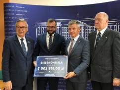 Galeria zdjęć z uroczystego przekazania czeków na realizację inwestycji drogowych w ramach Funduszu Dróg Samorządowych/fot. ŚUW