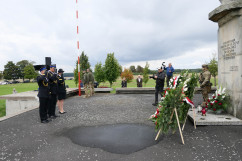 Uroczystości z okazji 82. rocznicy wybuchu II wojny światowej w Mokrej - delegacje składają wieńce pod pomnikiem /fot. B. Półrolnik/
