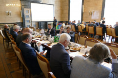 Fotogaleria składająca się ze zdjęć z posiedzenia Wojewódzkiej Rady Dialogu Społecznego w Katowicach pod przewodnictwem wojewody Jarosława Wieczorka (fot. B. Szwedowski)