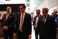 Otwarcie Planetarium w Chorzowie - premier Mateusz Morawiecki, wojewoda Jarosław Wieczorek i marszałek województwa Jakub Chełstowski podczas zwiedzania obiektu /fot. A. Księżnik/