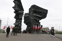 Wojewoda Jarosław Wieczorek z żołnierzami podchodzi pod Pomnik Powstańców Śląskich/foto: ŚUW