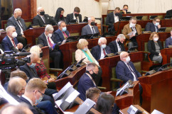 Otwarcie wystawy poświęconej Powstaniom Śląskim w Śląskim Urzędzie Wojewódzkim - uczestnicy konferencji towarzyszącej otwarciu wystawy/fot. B. Szwedowski/