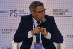Fotogaleria składająca się ze zdjęć z IX Europejskiego Kongresu Małych i Średnich Przedsiębiorstw, w którym wzięli udział wojewoda śląski Jarosław Wieczorek i wicewojewoda Robert Magdziarz. Przemówienie wojewody  Wieczorka/fot. A. Kucharzewska