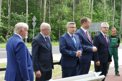 Obchody Narodowego Dnia Powstań Śląskich - uczestnicy wydarzenia zasadzenia dębu przy ul. Gospodarczej w Katowicach /fot. ŚUW/