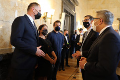 Uroczystość odsłonięcia zrekonstruowanych płaskorzeźb w Westybulu ŚUW - rozmowa premiera M. Morawieckiego i wojewody J. Wieczorka z twórcami zrekonstruowanych płaskorzeźb /fot. A. Księżnik/