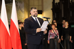 Uroczystość podpisania ustawy o ustanowieniu Narodowego Dnia Powstań Śląskich - przemówienie dyrektra Instytutu Śląskiego Bartosza Kuświka /fot. A. Księżnik/