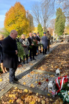 Złożenie kwiatów i zniczy przez I Wicewojewodę Śląskiego /fot. ŚUW/