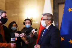 Dodatkowe 25 mln zł na zrównoważony transport w Śląskiem /fot. K. Szczepanek - wojewoda Jarosław Wieczorek podczas udzielania wywiadu