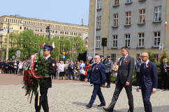 Obchody 231. rocznicy uchwalenia Konstytucji 3 maja - kwiaty składają przewodniczący zarządu Górnośląsko-Zagłębiowskiej Metropolii Kazimierz Karolczak, doradca wojewody Czesław Sobierajski /fot. ŚUW/