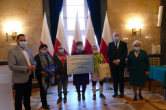Wręczenie nagród laureatom konkursu dla organizacji pozarządowych pod hasłem „Rodzina jest najważniejsza” - wręczenie nagród lauretom /fot. B. Szwedowski/