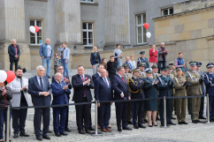 Obchody 231. rocznicy uchwalenia Konstytucji 3 maja - uczestnicy obchodów podczas defilady /fot. ŚUW/