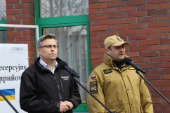 Pomoc dla obywateli Ukrainy. Otwarto punkt recepcyjny w Katowicach/fot. K. Szczepanek - zdjęcie przedstawia Śląskiego Komendanta Wojewódzkiej PSP nadbryg. Jacka Kleszczewskiego w trakcie wypowiedzi.
