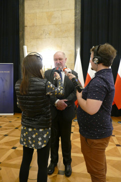 Wicewojewoda śląski Jan Chrząszcz udziela wywiadu przedstawicielom mediów  /foto: ŚUW