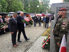 Galeria zdjęć z odsłonięcia w Bielsku-Białej pomnika ofiar rzezi wołyńskiej  w ramach obchodów 75. rocznicy „Krwawej niedzieli