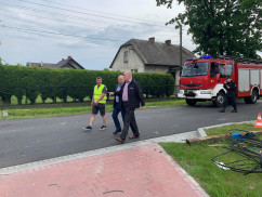 Wicewojewoda śląski Jan Chrząszcz ocenił skutki trąby powietrznej, która przeszła przez Kaniów /fot. ŚUW/