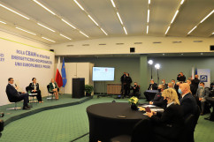 Wicewojewoda śląski Jan Chrząszcz wsłuchany w słowa Premiera. /fot. A. Herz/