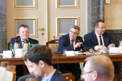 Fotogaleria składająca się ze zdjęć z posiedzenia Wojewódzkiej Rady Dialogu Społecznego w Katowicach pod przewodnictwem wojewody Jarosława Wieczorka (fot. B. Szwedowski)