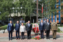 Obchody z okazji 100. rocznicy utworzenia Policji Województwa Śląskiego i przyłączenia części Górnego Śląska do Polski - uczestnicy wydarzenia przy Grobie Policjanta Polskiego /fot. B. Szwedowski/
