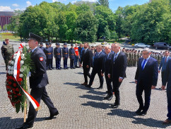 Złożenie wieńca przez Prezydenta RP pod Pomnikiem Powstańców Śląskich /fot. B. Szwedowski/