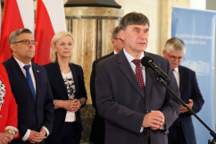 Konferencja prasowa podsumowująca wyniki naboru wniosków w ramach II edycji Programu Inwestycji Strategicznych - wypowiedź posła W. Szaramy /fot. A. Księżnik/