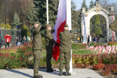 Obchody Święta Niepodległości w Parku Śląskim - podniesienie flagi państwowej na maszt /fot. A. Kucharzewska/