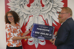 Galeria zdjęć z uroczystego przekazania czeków na realizację inwestycji drogowych w ramach Funduszu Dróg Samorządowych/fot. ŚUW