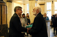 Galeria zdjęć z uroczystości wręczenia odznaczeń państwowych, która odbyła się w westybulu Urzędu /fot. A. Karendał/
