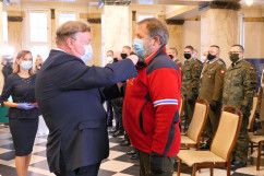 Uroczystość wręczenia odznaczeń państwowych - wręczenie odznaczenia przez Wicewojewodę Śląskiego /fot. B. Półrolnik/