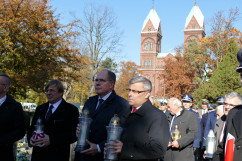 Wojewoda Śląski przed złożeniem Kwiatów i znicza na cmentarzu zakonnym. /fot. A. Herz/