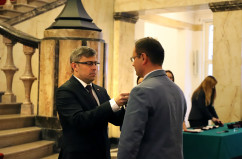 Galeria zdjęć z uroczystości wręczenia odznaczeń państwowych, która odbyła się w westybulu Urzędu /fot. A. Karendał/
