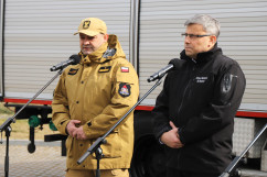 Briefing prasowy dot. przyjęcia uchodźców z Ukrainy w siedzibie OSP w Niewieszach - Wojewoda Śląski, Komendant Wojewódzki PSP /fot. A. Księżnik/
