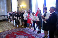 Galeria zdjęć z uroczystości wręczenia nauczycielom medali Komisji Edukacji Narodowej oraz nagród Ministra Edukacji Narodowej i Śląskiego Kuratora Oświaty, z udziałem wicewojewody Mariusza Trepki.