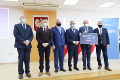 Uroczystość wręczenia symbolicznych promes w ramach RFRD/fot. K. Szczepanek/ - zdjęcie uczestników uroczystości podczas wręczenia promesy wójtowi gminy Lipowa.