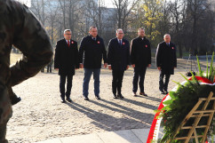 Złożenie wieńca od władz rządowo-samorządowych pod Pomnikiem Powstańców Śląskich /fot. A. Księżnik/