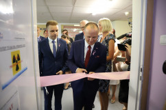 Galeria zdjęć z uroczystego przekazania nowego mammografu dla szpitala w Jaworznie /fot. A. Księżnik/