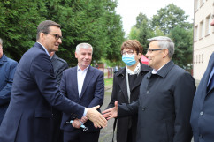 Premier Mateuszowi Morawiecki podaje rękę na powitanie wojewodzie Jarosławowi Wieczorkowi/fot. I. Matuszewska