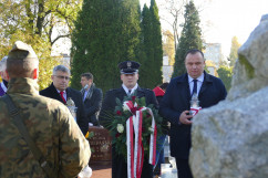 Złożenie kwiatów i zniczy na cmentarzu przy ul. Sienkiewicza w Katowicach /fot. A. Kucharzewska/
