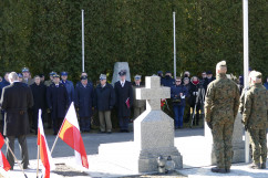 Uczestnicy uroczystości stoją przed pomnikiem Gloria Victis/fot. I. Matuszewska