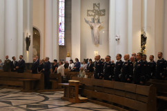 Obchody z okazji 100. rocznicy utworzenia Policji Województwa Śląskiego i przyłączenia części Górnego Śląska do Polski - uczestnicy wydarzenia podczas mszy św. /fot. B. Szwedowski/
