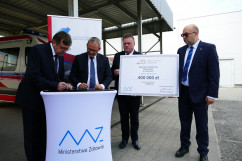 Podpisanie umów na wymianę akceleratora i zakup karetek dla województwa śląskiego /fot. B. Półrolnik/