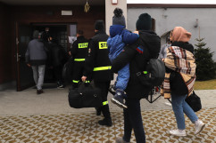 Siedziba OSP w Niewieszach - uchodźcy z Ukrainy wchodzą do budynku /fot. A. Księżnik/