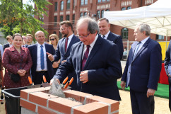 Obchody Narodowego Dnia Powstań Śląskich - rektor Akademii Muzycznej w Katowicach prof. dr hab. Władysław Szymański dokonuje aktu wmurowania kamienia węgielnego pod budowę Akademickiej Strefy Sztuki Scenicznej Akademii Muzycznej w Katowicach /fot. ŚUW/